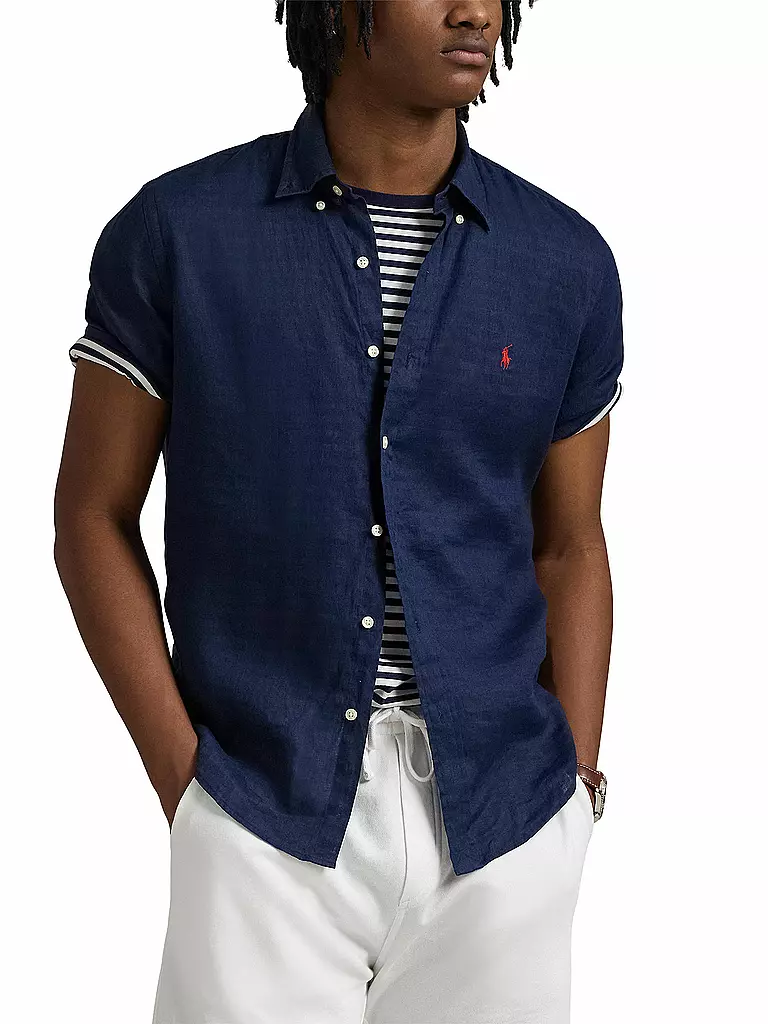 POLO RALPH LAUREN | Chemise en lin
Marque: POLO RALPH LAUREN
Couleur: dunkelblau
Catégories: Mode, Hommes

Longueur des manches: Manches courtes
Matériel: Lin
Forme du col: Col boutonné
Motif: Uni
Coupe (vêtement d'extérieur): Regular
Style: Casual
Détails: Logo | 