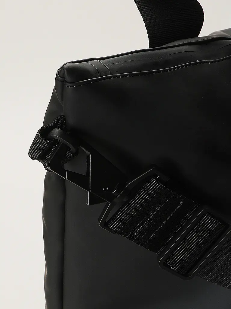 RAINS | Nom du produit : Ensemble 2 pièces sac à main et trousse de toilette
Marque : RAINS
Couleur : noir
Catégories : Mode,Femme

Matière : Plastique
Style : Décontracté
Détails : Logo,Résistant à l'eau | Noir