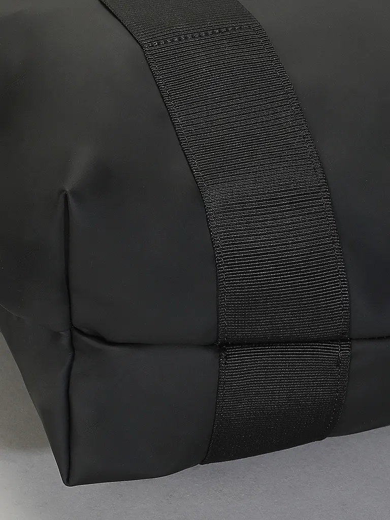 RAINS | Nom du produit : Ensemble 2 pièces sac à main et trousse de toilette
Marque : RAINS
Couleur : noir
Catégories : Mode,Femme

Matière : Plastique
Style : Décontracté
Détails : Logo,Résistant à l'eau | Noir