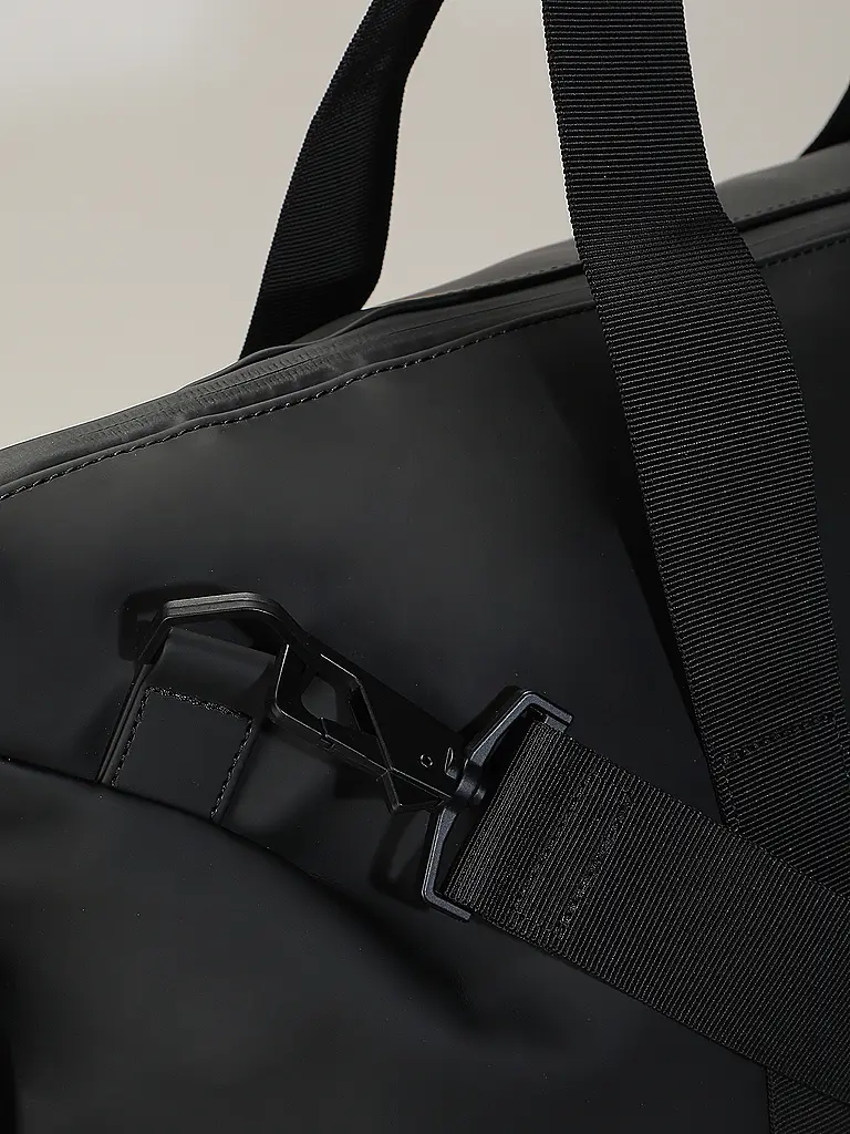 RAINS | Nom du produit : Ensemble 2 pièces Sac de voyage Weekender et Trousse de toilette | Noir