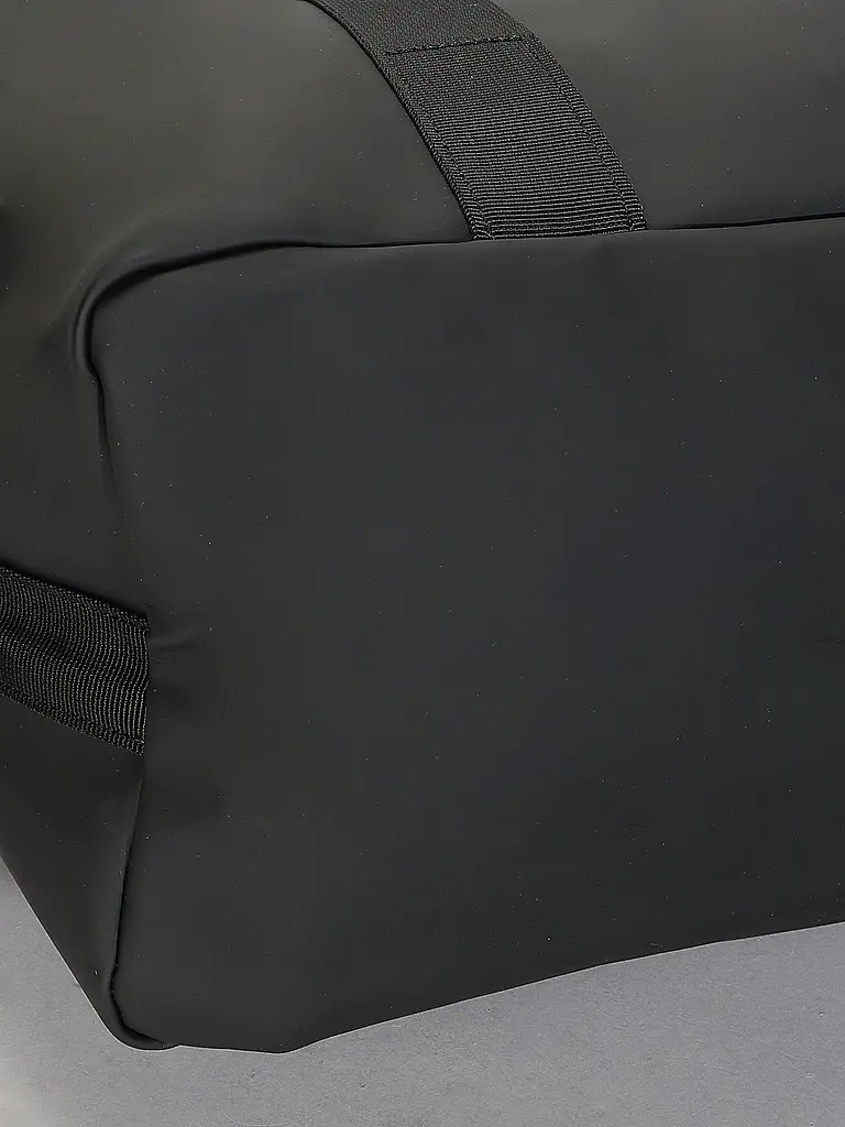 RAINS | Nom du produit : Ensemble 2 pièces Sac de voyage Weekender et Trousse de toilette | Noir