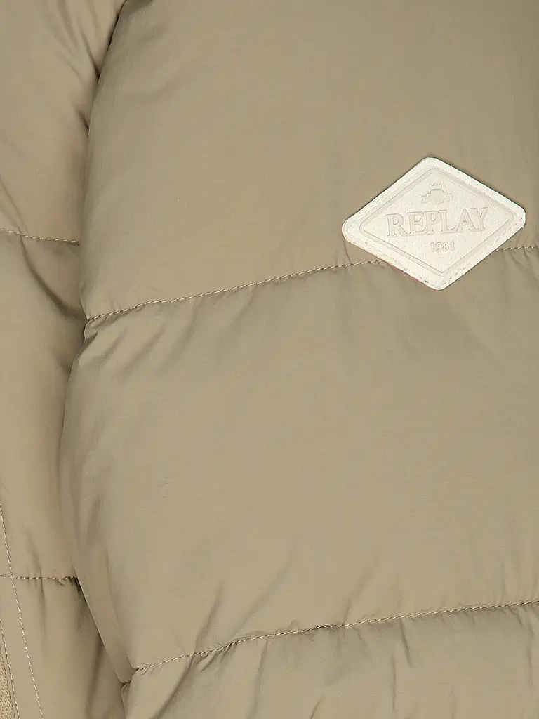 REPLAY | Doudoune

Produktname: Steppjacke
Marke: REPLAY
Farbe: beige
Kategorien: Mode,Herren

Ärmellänge: Langarm
Material: Polyester / Polyamid
Kragenform: Kapuze,Stehkragen
Musterung: Unifarben
Passform (Oberbekleidung): Regular
Stil: Glamour,Trend
Details: E | 