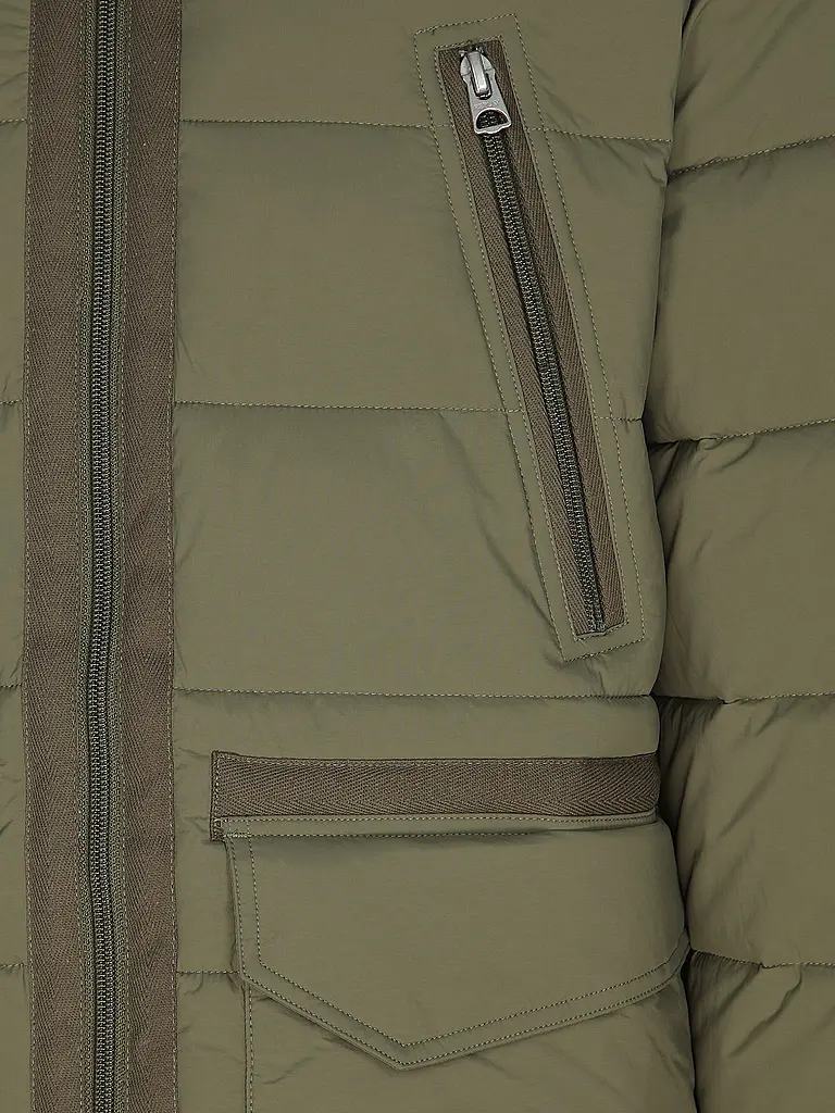 REPLAY | Produktname: Steppjacke
Marke: REPLAY
Farbe: olive
Kategorien: Mode,Herren

Ärmellänge: Langarm
Material: Polyester / Polyamid
Kragenform: Kapuze,Stehkragen
Musterung: Unifarben
Passform (Oberbekleidung): Regular
Stil: Glamour,Trend
Details: Eingrifftas | 