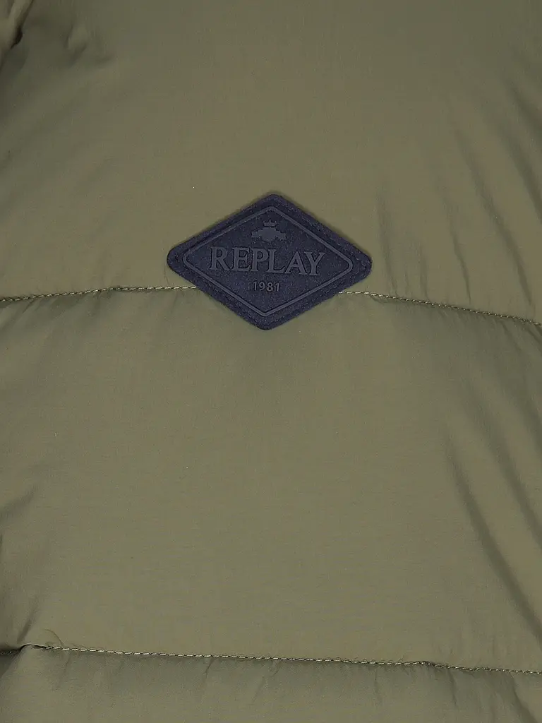 REPLAY | Produktname: Steppjacke
Marke: REPLAY
Farbe: olive
Kategorien: Mode,Herren

Ärmellänge: Langarm
Material: Polyester / Polyamid
Kragenform: Kapuze,Stehkragen
Musterung: Unifarben
Passform (Oberbekleidung): Regular
Stil: Glamour,Trend
Details: Eingrifftas | 