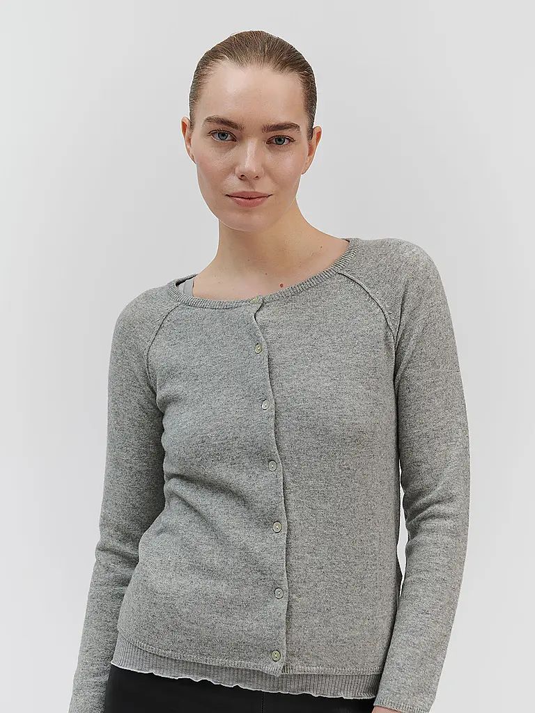 ROSEMUNDE | Cardigan
Marque : ROSEMUNDE
Couleur : gris clair
Catégories : Mode, Femme

Longueur des manches : Manches longues
Encolure : Col rond
Matière : Laine, Cachemire
Motif : Uni
Coupe (vêtements d'extérieur) : Regular | 