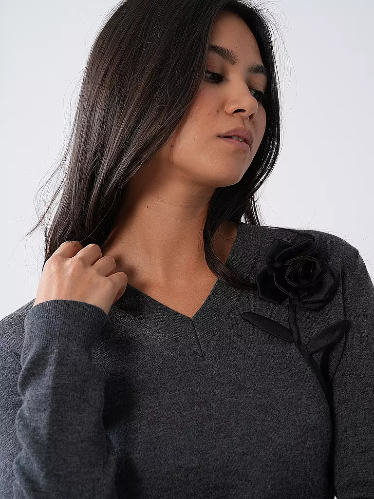 SELF-PORTRAIT | Pull | 