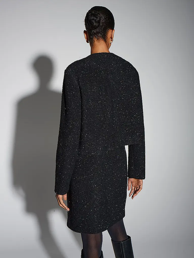 SOMEDAY | Jäckchen NALORA
Marke: SOMEDAY
Farbe: schwarz
Kategorien: Mode,Damen

Ärmellänge: Langarm
Ausschnitt: Rundhalsausschnitt
Material: Polyester / Polyamid
Musterung: Unifarben
Passform (Oberbekleidung): Regular
Stil: Pure
Details: Glitzereffekt,Asymmetris | 