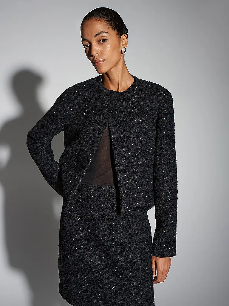 SOMEDAY | Jäckchen NALORA
Marke: SOMEDAY
Farbe: schwarz
Kategorien: Mode,Damen

Ärmellänge: Langarm
Ausschnitt: Rundhalsausschnitt
Material: Polyester / Polyamid
Musterung: Unifarben
Passform (Oberbekleidung): Regular
Stil: Pure
Details: Glitzereffekt,Asymmetris | 