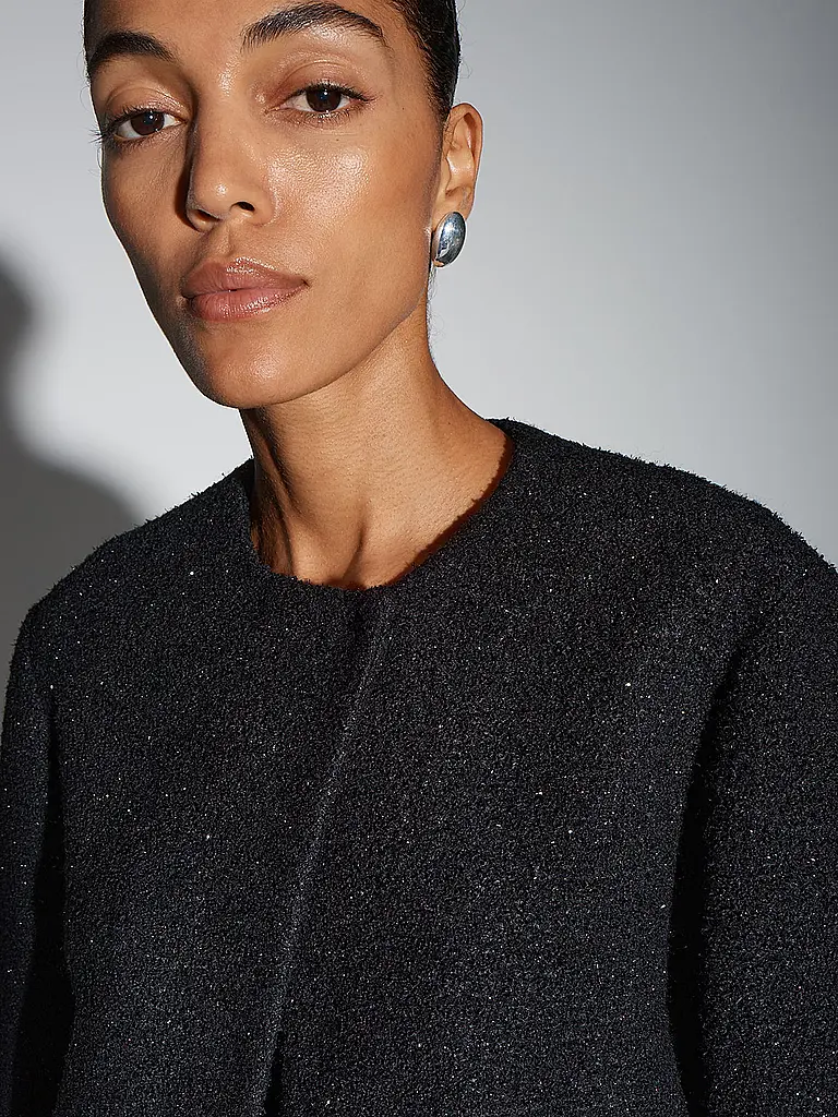 SOMEDAY | Jäckchen NALORA
Marke: SOMEDAY
Farbe: schwarz
Kategorien: Mode,Damen

Ärmellänge: Langarm
Ausschnitt: Rundhalsausschnitt
Material: Polyester / Polyamid
Musterung: Unifarben
Passform (Oberbekleidung): Regular
Stil: Pure
Details: Glitzereffekt,Asymmetris | 