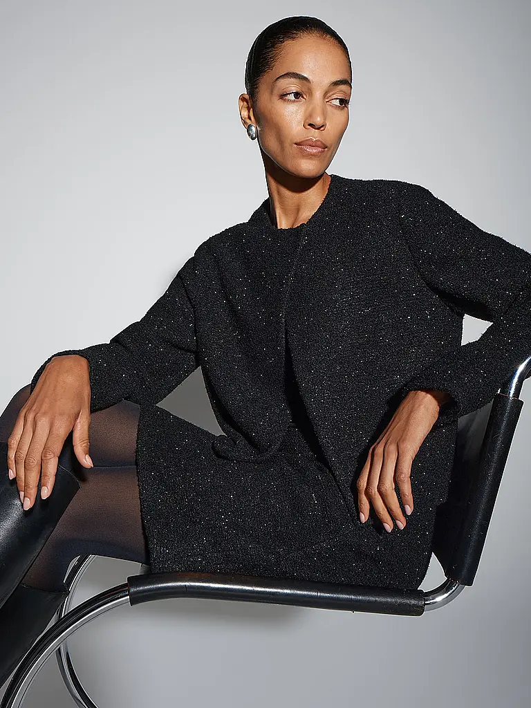 SOMEDAY | Jäckchen NALORA
Marke: SOMEDAY
Farbe: schwarz
Kategorien: Mode,Damen

Ärmellänge: Langarm
Ausschnitt: Rundhalsausschnitt
Material: Polyester / Polyamid
Musterung: Unifarben
Passform (Oberbekleidung): Regular
Stil: Pure
Details: Glitzereffekt,Asymmetris | 