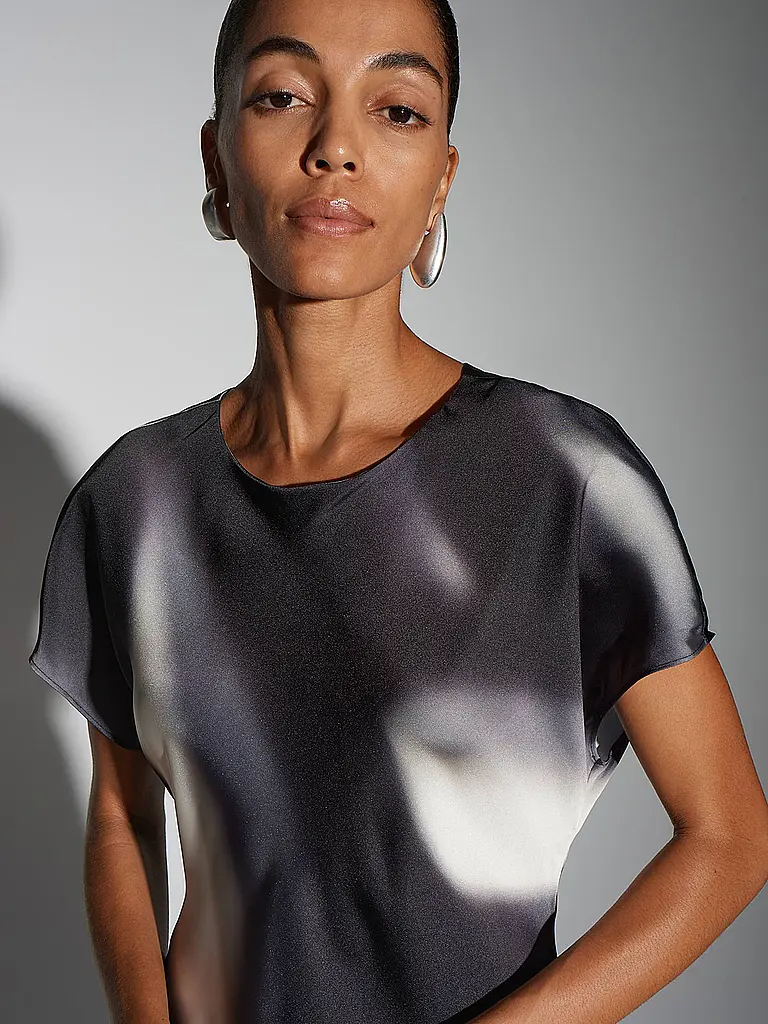 SOMEDAY | Midikleid QUIMMA
Marke: SOMEDAY
Farbe: schwarz
Kategorien: Mode,Damen

Ärmellänge: Angeschnittener Arm
Ausschnitt: Rundhalsausschnitt
Material: Polyester / Polyamid
Musterung: Allover
Passform (Oberbekleidung): Locker
Style & Anlass: Freizeit
Stil: Pure | 