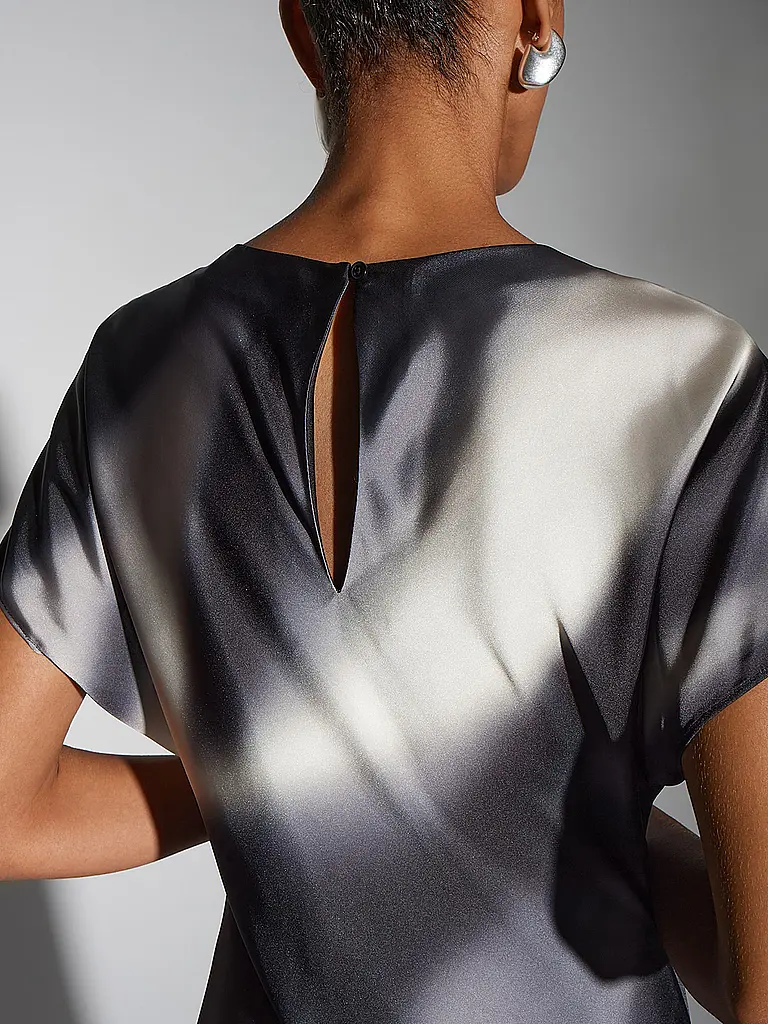 SOMEDAY | Midikleid QUIMMA
Marke: SOMEDAY
Farbe: schwarz
Kategorien: Mode,Damen

Ärmellänge: Angeschnittener Arm
Ausschnitt: Rundhalsausschnitt
Material: Polyester / Polyamid
Musterung: Allover
Passform (Oberbekleidung): Locker
Style & Anlass: Freizeit
Stil: Pure | 