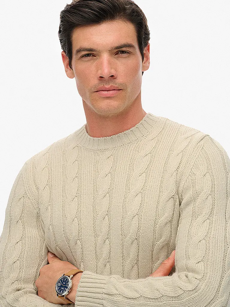 SUPERDRY | Pull
Marque: SUPERDRY
Couleur: beige
Catégories: Mode, Homme

Longueur des manches: Manches longues
Encolure: Col rond
Matière: Tricot, Laine, Polyacrylique / Acrylique
Motif: Uni
Détails: Logo, Motifs tricotés | Beige