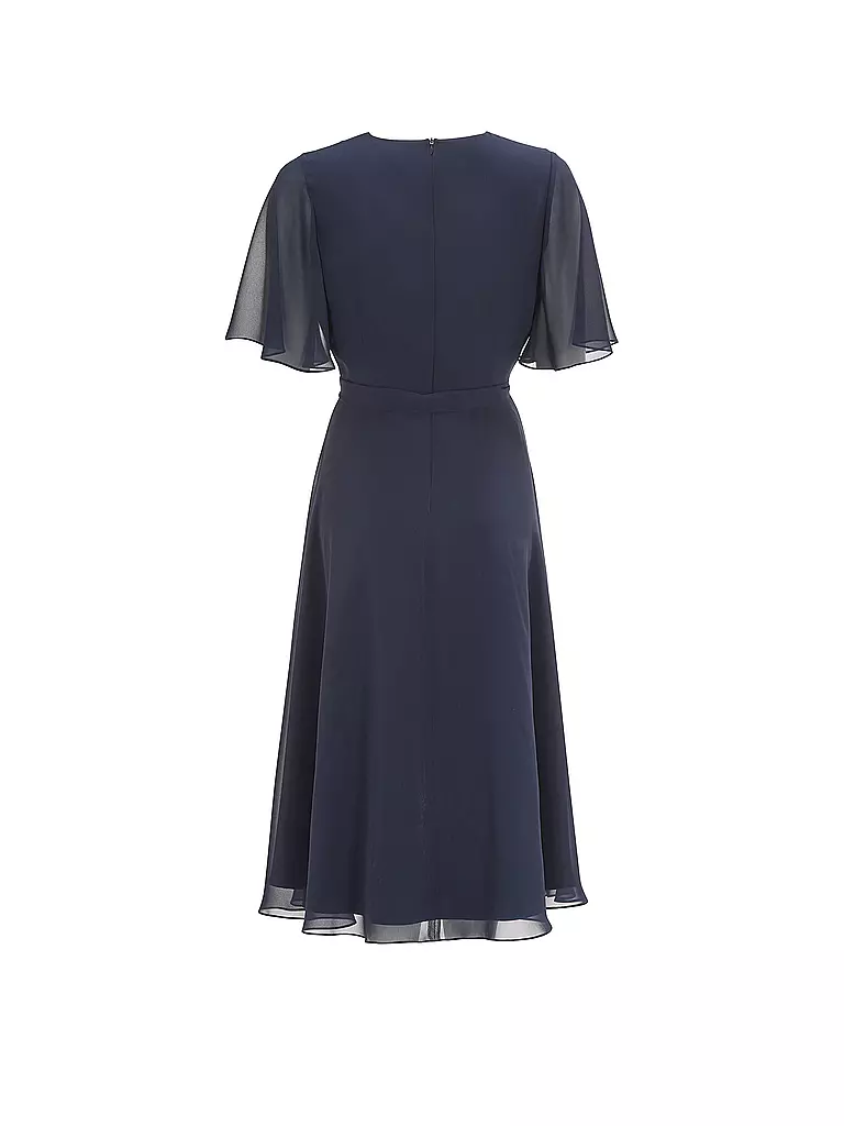 SWING | Robe de soirée
Marque : SWING
Couleur : bleu foncé
Catégories : Mode, Femme

Longueur des manches : Manches courtes
Encolure : Col en V
Matière : Chiffon, Polyester / Polyamide
Motif : Uni
Coupe (vêtement d'extérieur) : Regular
Style et occasion : O | 