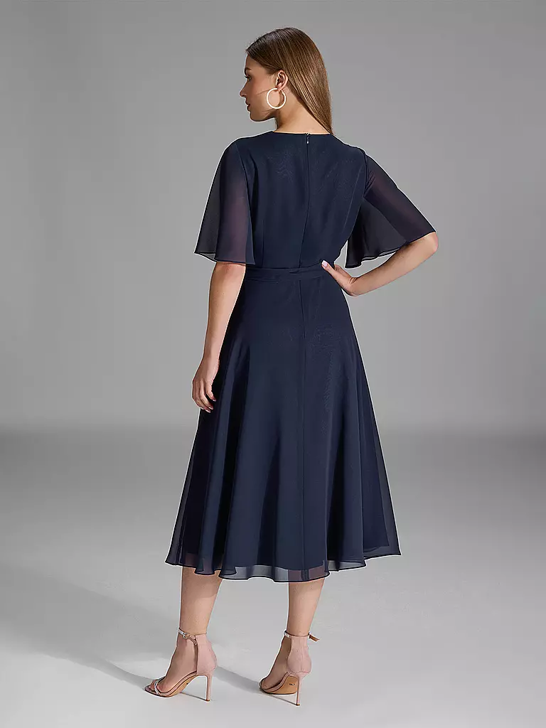 SWING | Robe de soirée
Marque : SWING
Couleur : bleu foncé
Catégories : Mode, Femme

Longueur des manches : Manches courtes
Encolure : Col en V
Matière : Chiffon, Polyester / Polyamide
Motif : Uni
Coupe (vêtement d'extérieur) : Regular
Style et occasion : O | 