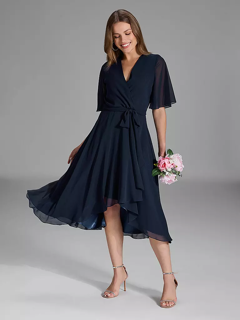 SWING | Robe de soirée
Marque : SWING
Couleur : bleu foncé
Catégories : Mode, Femme

Longueur des manches : Manches courtes
Encolure : Col en V
Matière : Chiffon, Polyester / Polyamide
Motif : Uni
Coupe (vêtement d'extérieur) : Regular
Style et occasion : O | 