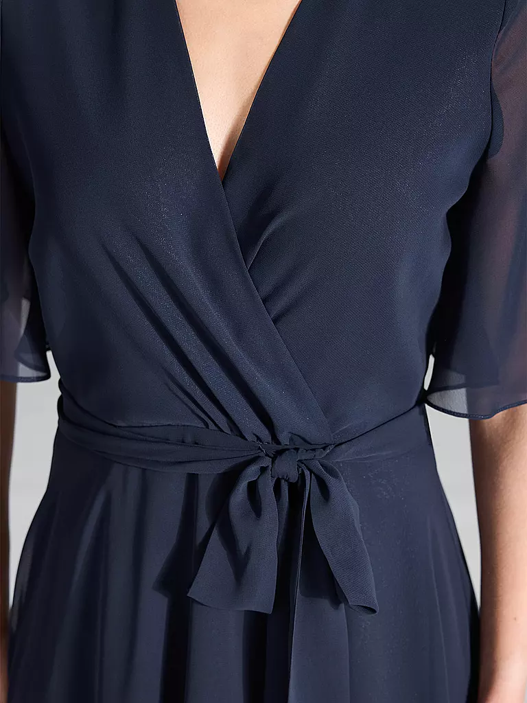 SWING | Robe de soirée
Marque : SWING
Couleur : bleu foncé
Catégories : Mode, Femme

Longueur des manches : Manches courtes
Encolure : Col en V
Matière : Chiffon, Polyester / Polyamide
Motif : Uni
Coupe (vêtement d'extérieur) : Regular
Style et occasion : O | 