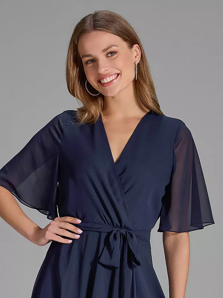 SWING | Robe de soirée
Marque : SWING
Couleur : bleu foncé
Catégories : Mode, Femme

Longueur des manches : Manches courtes
Encolure : Col en V
Matière : Chiffon, Polyester / Polyamide
Motif : Uni
Coupe (vêtement d'extérieur) : Regular
Style et occasion : O | 