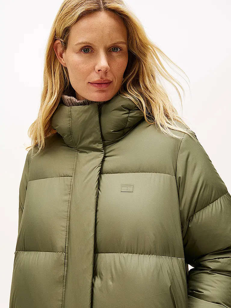 TOMMY HILFIGER | Nom du produit: Steppmantel
Marque: TOMMY HILFIGER
Couleur: olive
Catégories: Mode,Damen
Longueur des manches: Langarm
Matériel: Polyester / Polyamide
Forme du col: Kapuze,Stehkragen
Motif: Unifarben
Coupe (vêtements d'extérieur): Regular
Style: Casu |