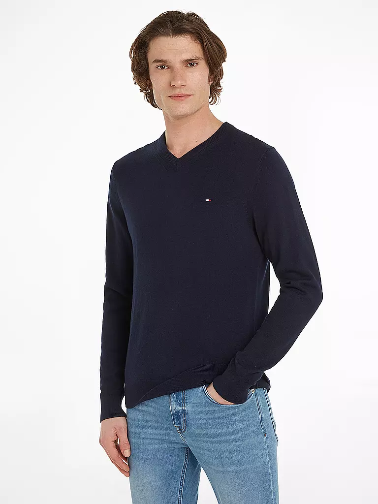 TOMMY HILFIGER | Pull-over
Marque: TOMMY HILFIGER
Couleur: bleu
Catégories: Mode, Homme
Tags: Grandes tailles, Cachemire

Longueur des manches: Manches longues
Encolure: Col en V
Matière: Coton, Maille fine, Tricot
Motif: Uni
Coupe (vêtement d'extérieur): Regular
Styl | Bleu