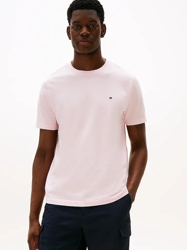 TOMMY HILFIGER | T-Shirt
Marque: TOMMY HILFIGER
Couleur: rose
Catégories: Mode,Hommes

Longueur des manches: Manches courtes
Encolure: Col rond
Matière: Jersey,Coton
Motif: Uni
Coupe (vêtement d'extérieur): Regular
Style: Casual
Détails: Logo | Rose