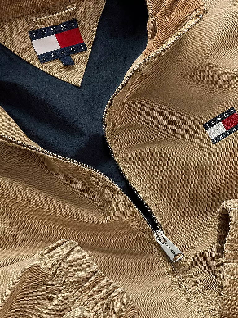 TOMMY JEANS | Blouson

Produktname: Blouson
Marke: TOMMY JEANS
Farbe: beige
Kategorien: Mode, Herren

Ärmellänge: Langarm
Material: Baumwolle
Kragenform: Stehkragen
Musterung: Unifarben
Passform (Oberbekleidung): Regular
Stil: Young Fashion
Details: Eingrifftaschen, | 