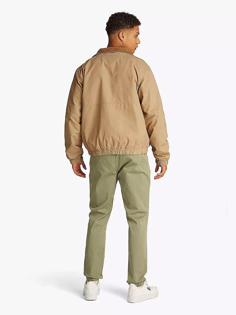 TOMMY JEANS | Blouson

Produktname: Blouson
Marke: TOMMY JEANS
Farbe: beige
Kategorien: Mode, Herren

Ärmellänge: Langarm
Material: Baumwolle
Kragenform: Stehkragen
Musterung: Unifarben
Passform (Oberbekleidung): Regular
Stil: Young Fashion
Details: Eingrifftaschen, | 