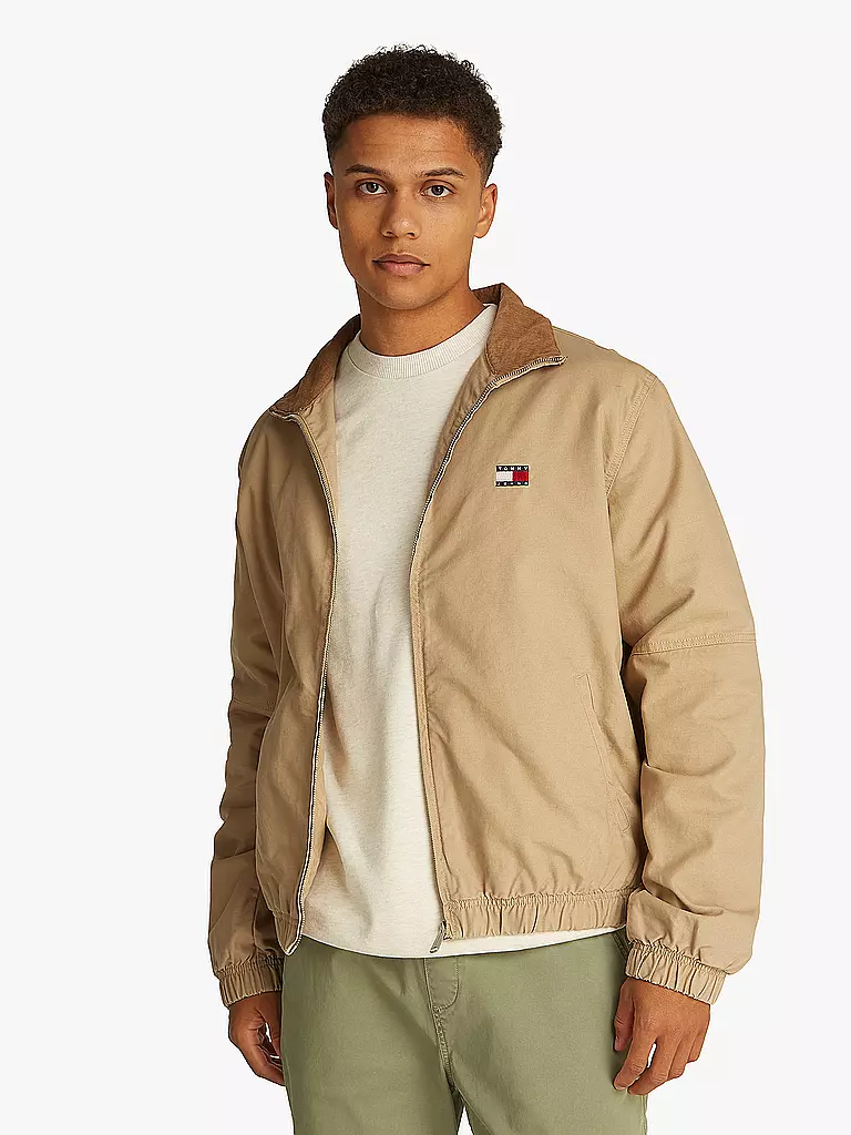 TOMMY JEANS | Blouson

Produktname: Blouson
Marke: TOMMY JEANS
Farbe: beige
Kategorien: Mode, Herren

Ärmellänge: Langarm
Material: Baumwolle
Kragenform: Stehkragen
Musterung: Unifarben
Passform (Oberbekleidung): Regular
Stil: Young Fashion
Details: Eingrifftaschen, | 