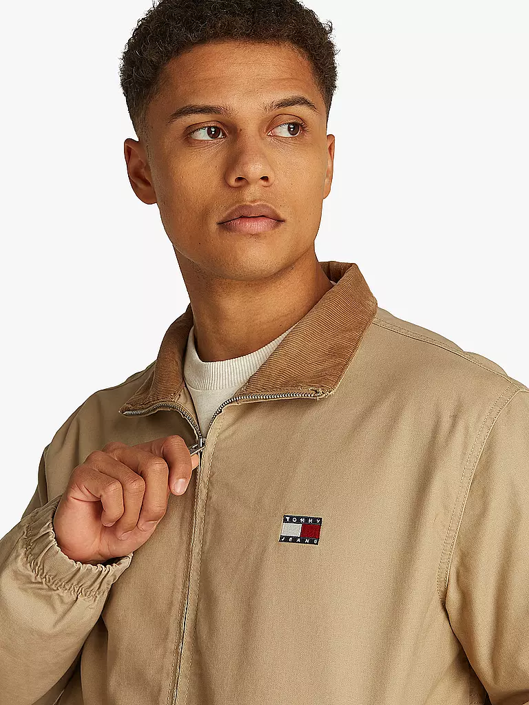 TOMMY JEANS | Blouson

Produktname: Blouson
Marke: TOMMY JEANS
Farbe: beige
Kategorien: Mode, Herren

Ärmellänge: Langarm
Material: Baumwolle
Kragenform: Stehkragen
Musterung: Unifarben
Passform (Oberbekleidung): Regular
Stil: Young Fashion
Details: Eingrifftaschen, | 