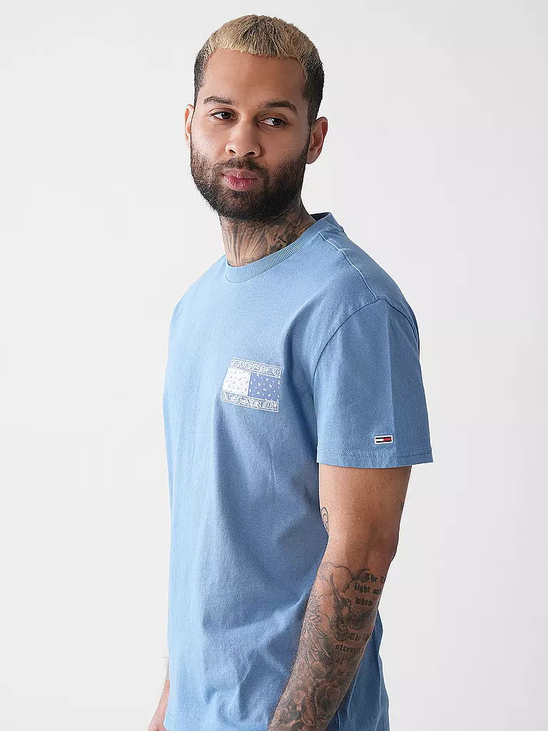 TOMMY JEANS | Nom du produit: T-Shirt
Marque: TOMMY JEANS
Couleur: bleu clair
Catégories: Mode, Homme

Longueur des manches: Manches courtes
Encolure: Col rond
Matière: Jersey, Coton
Motif: Logo
Coupe (vêtement d'extérieur): Regular
Style: Young Fashion | 