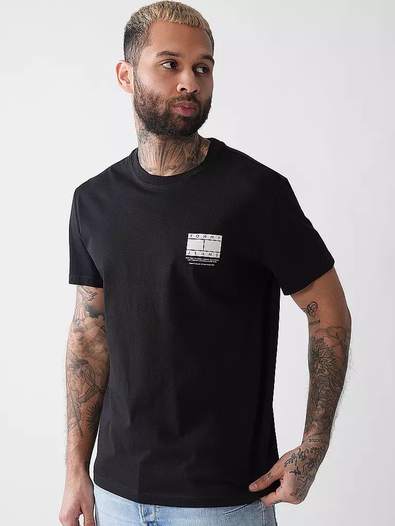 TOMMY JEANS | Nom du produit: T-Shirt
Marque: TOMMY JEANS
Couleur: noir
Catégories: Mode, Homme

Longueur des manches: Manches courtes
Encolure: Col rond
Matière: Jersey, Coton
Motif: Logo, Imprimé
Coupe (vêtement d'extérieur): Regular
Style: Young Fashion | 