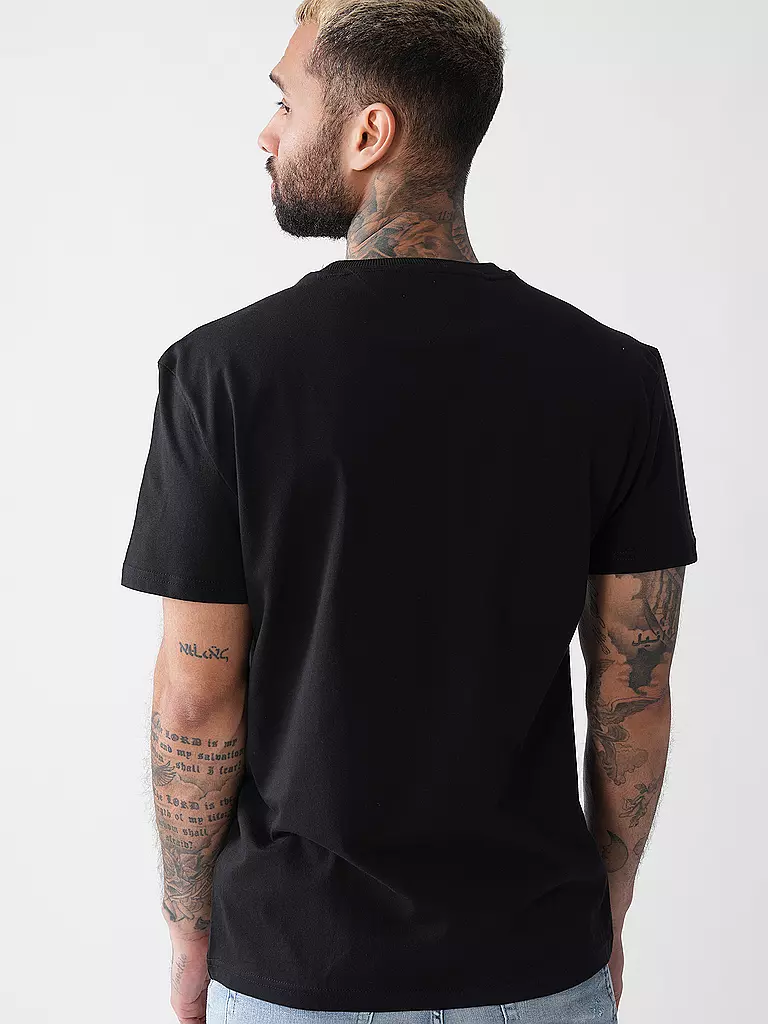 TOMMY JEANS | Nom du produit: T-Shirt
Marque: TOMMY JEANS
Couleur: noir
Catégories: Mode, Homme

Longueur des manches: Manches courtes
Encolure: Col rond
Matière: Jersey, Coton
Motif: Logo, Imprimé
Coupe (vêtement d'extérieur): Regular
Style: Young Fashion | 