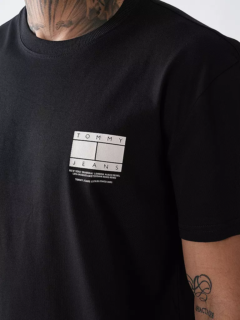 TOMMY JEANS | Nom du produit: T-Shirt
Marque: TOMMY JEANS
Couleur: noir
Catégories: Mode, Homme

Longueur des manches: Manches courtes
Encolure: Col rond
Matière: Jersey, Coton
Motif: Logo, Imprimé
Coupe (vêtement d'extérieur): Regular
Style: Young Fashion | 