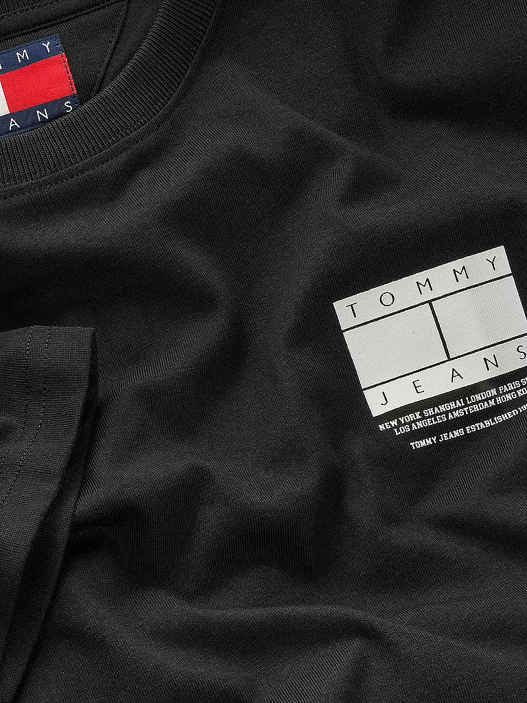 TOMMY JEANS | Nom du produit: T-Shirt
Marque: TOMMY JEANS
Couleur: noir
Catégories: Mode, Homme

Longueur des manches: Manches courtes
Encolure: Col rond
Matière: Jersey, Coton
Motif: Logo, Imprimé
Coupe (vêtement d'extérieur): Regular
Style: Young Fashion | 