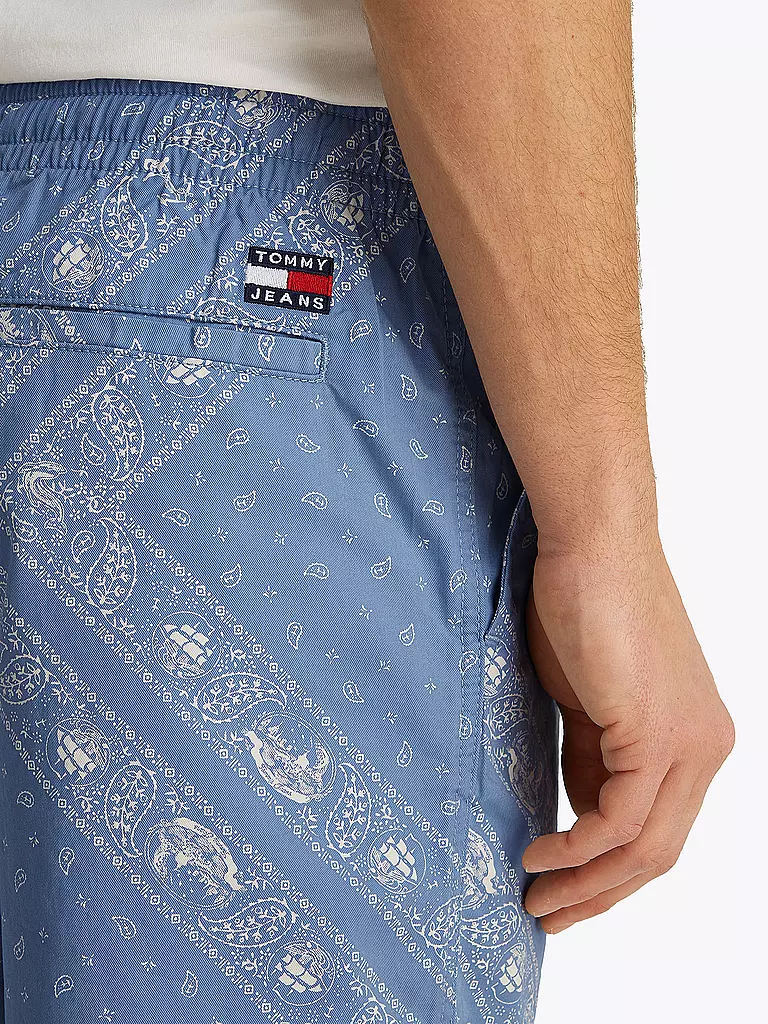 TOMMY JEANS | Short de bain
Produktname: Badeshorts
Marke: TOMMY JEANS
Farbe: hellblau
Kategorien: Mode,Herren

Material: Baumwolle
Musterung: Paisley,Print
Länge (Hosen/Jeans): Shorts
Stil: Young Fashion
Bundhöhe: Mid Waist
Details: Eingrifftaschen,Tunnelzug | 