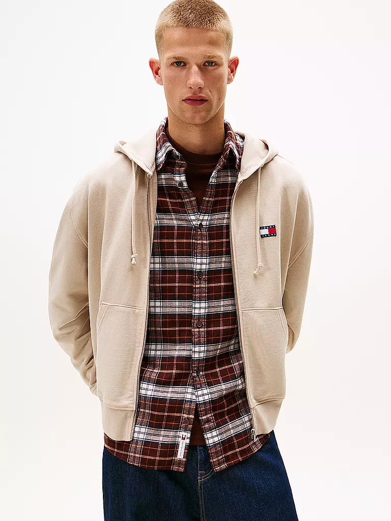 TOMMY JEANS | Sweatjacke
Marque : TOMMY JEANS
Couleur : beige
Catégories : Mode, Homme
Mots-clés : Best-seller

Longueur des manches : Manches longues
Matière : Molleton, Coton
Forme du col : Capuche
Motif : Uni
Coupe (vêtements d'extérieur) : Regular
Style : Youn | 