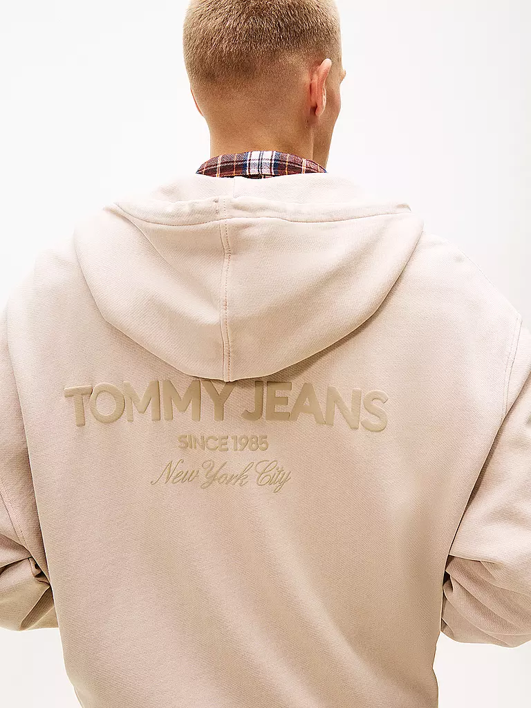 TOMMY JEANS | Sweatjacke
Marque : TOMMY JEANS
Couleur : beige
Catégories : Mode, Homme
Mots-clés : Best-seller

Longueur des manches : Manches longues
Matière : Molleton, Coton
Forme du col : Capuche
Motif : Uni
Coupe (vêtements d'extérieur) : Regular
Style : Youn | 