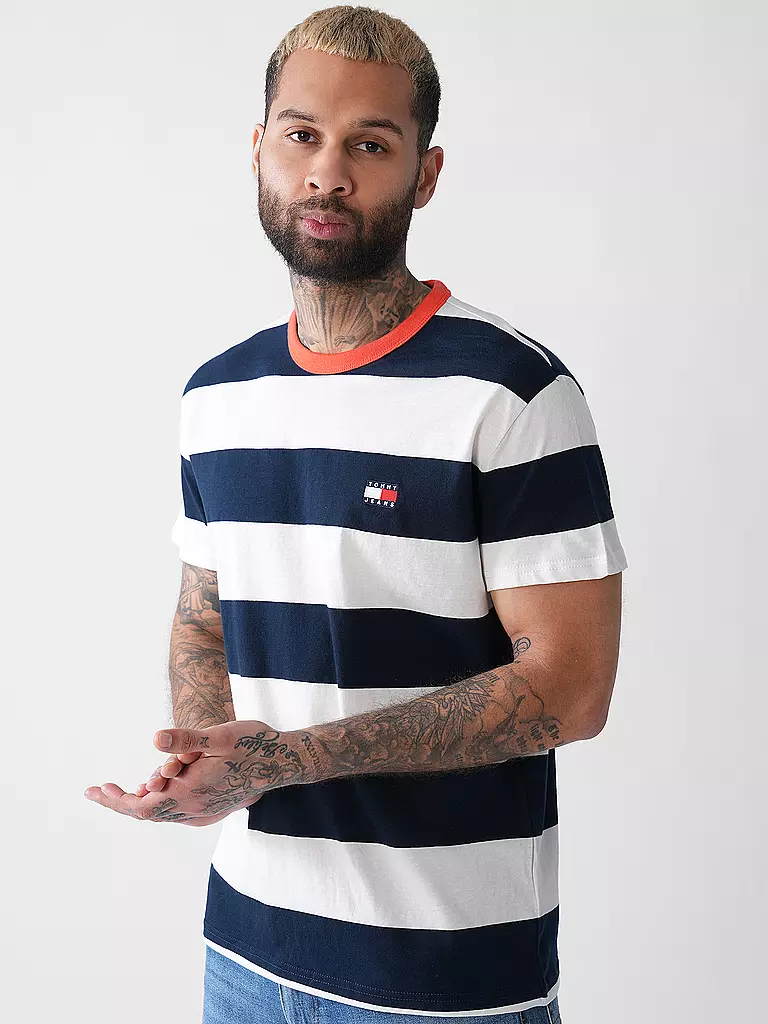 TOMMY JEANS | T-shirt
Marque: TOMMY JEANS
Couleur: dunkelblau
Catégories: Mode,Hommes

Longueur des manches: Manches courtes
Encolure: Col rond
Matière: Jersey,Coton
Motif: Rayures
Coupe (vêtement d'extérieur): Regular
Style: Young Fashion
Détails: Logo | 