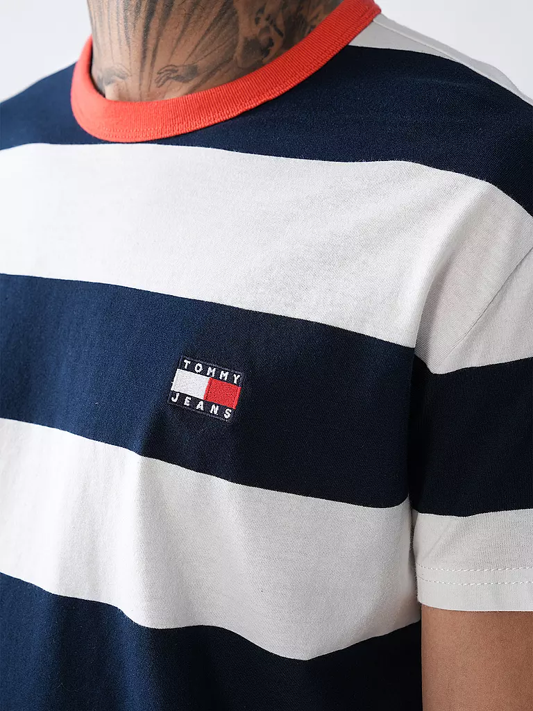 TOMMY JEANS | T-shirt
Marque: TOMMY JEANS
Couleur: dunkelblau
Catégories: Mode,Hommes

Longueur des manches: Manches courtes
Encolure: Col rond
Matière: Jersey,Coton
Motif: Rayures
Coupe (vêtement d'extérieur): Regular
Style: Young Fashion
Détails: Logo | 