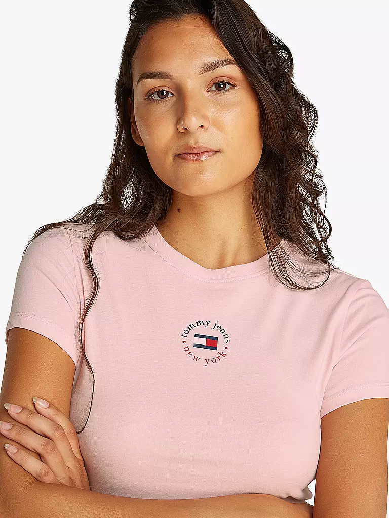 TOMMY JEANS | T-shirt
Marque : TOMMY JEANS
Couleur : rose
Catégories : Mode,Femme

Longueur des manches : Manches courtes
Encolure : Col rond
Matière : Jersey,Viscose,Coton
Motif : Logo,Imprimé
Coupe (vêtement d'extérieur) : Slim
Style : Young Fashion | 