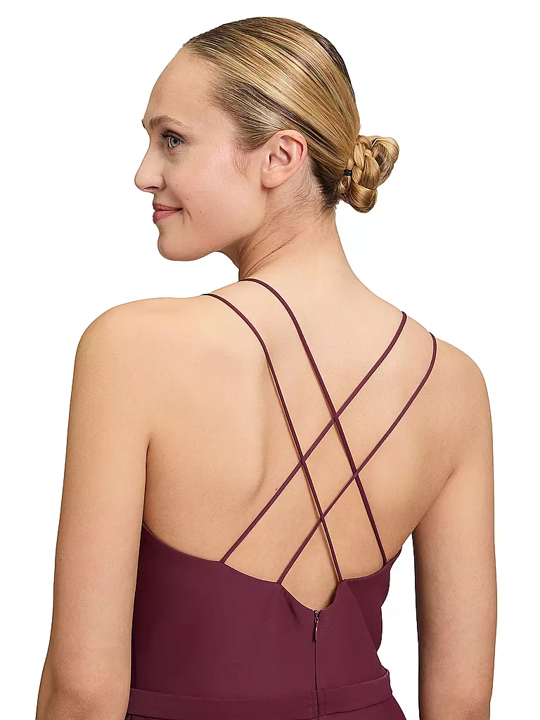 VERA MONT | Abendkleid
Marque : VERA MONT
Couleur : beere
Catégories : Mode, Femme

Longueur des manches : Bretelles spaghetti
Encolure : Col en V
Matière : Polyester / Polyamide
Motif : Uni
Coupe (vêtements d'extérieur) : Slim
Style et occasion : Occasion
Détai | 