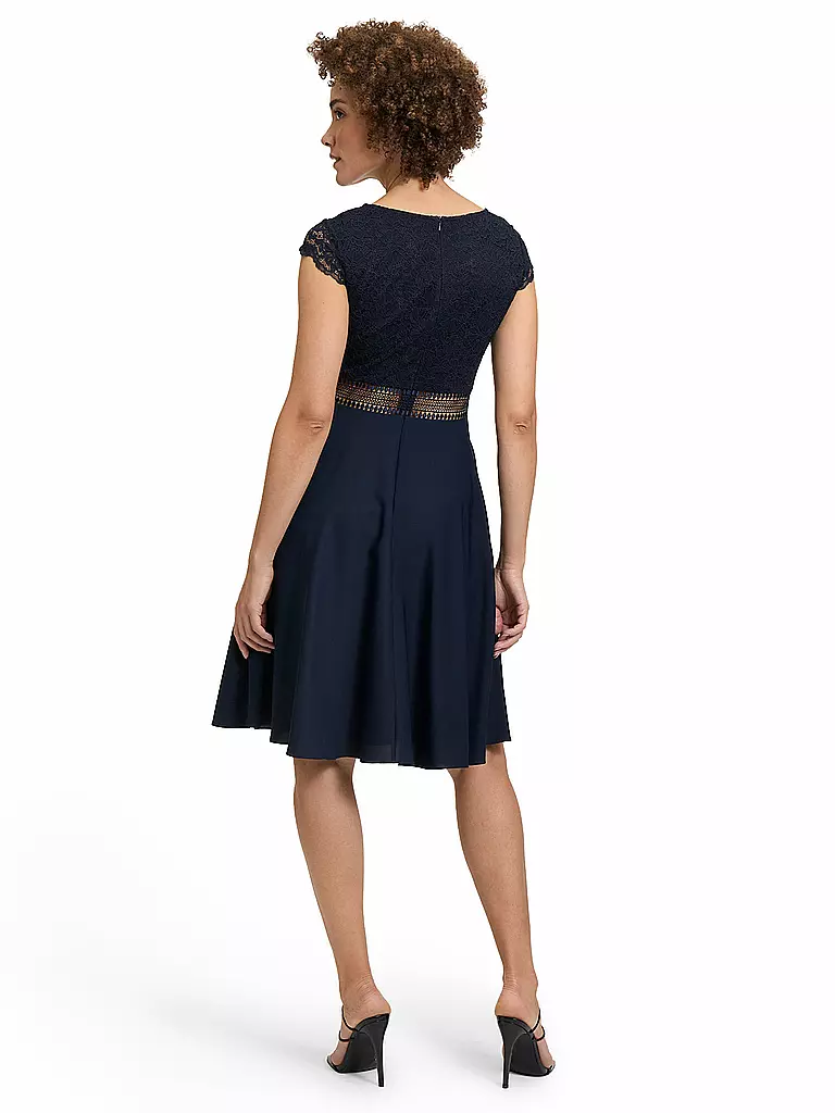 VERA MONT | Robe de cocktail
Marque : VERA MONT
Couleur : bleu foncé
Catégories : Mode, Femme

Longueur des manches : Manches courtes
Encolure : Col rond
Matière : Polyester / Polyamide, Mix
Motif : Uni
Coupe (vêtements d'extérieur) : Standard
Style & Occasion : | 
