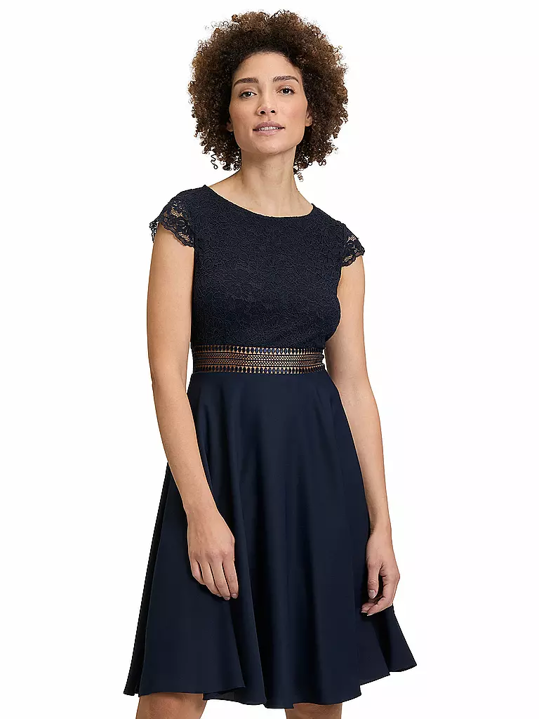 VERA MONT | Robe de cocktail
Marque : VERA MONT
Couleur : bleu foncé
Catégories : Mode, Femme

Longueur des manches : Manches courtes
Encolure : Col rond
Matière : Polyester / Polyamide, Mix
Motif : Uni
Coupe (vêtements d'extérieur) : Standard
Style & Occasion : | 
