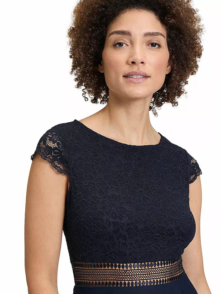VERA MONT | Robe de cocktail
Marque : VERA MONT
Couleur : bleu foncé
Catégories : Mode, Femme

Longueur des manches : Manches courtes
Encolure : Col rond
Matière : Polyester / Polyamide, Mix
Motif : Uni
Coupe (vêtements d'extérieur) : Standard
Style & Occasion : | 