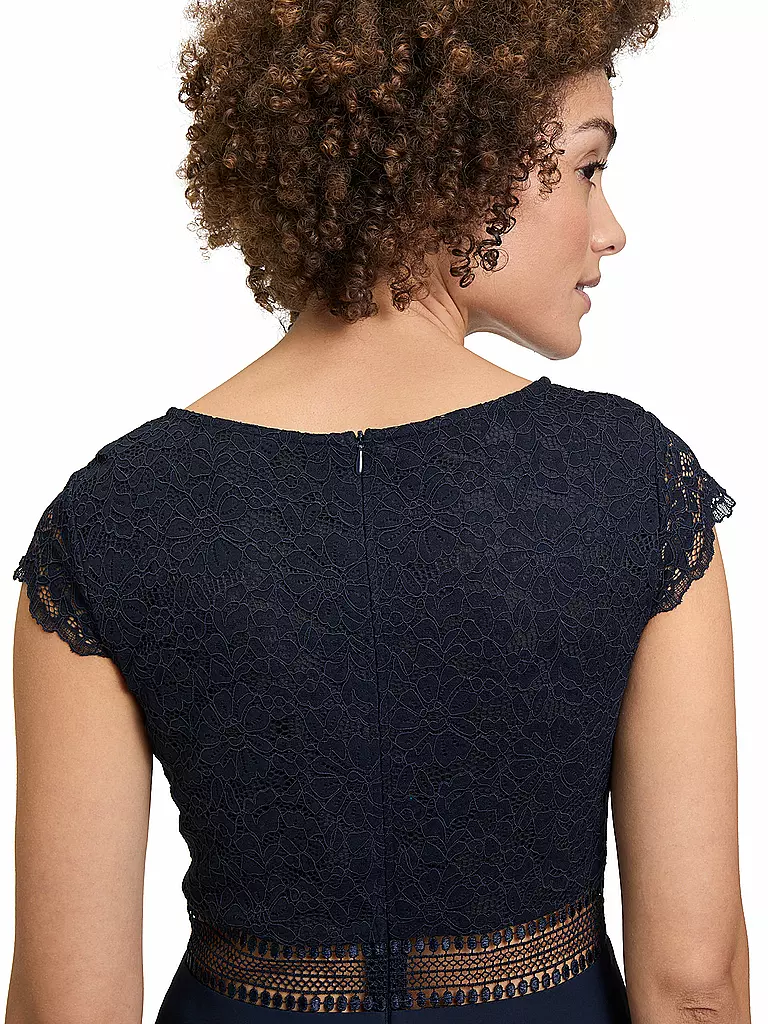 VERA MONT | Robe de cocktail
Marque : VERA MONT
Couleur : bleu foncé
Catégories : Mode, Femme

Longueur des manches : Manches courtes
Encolure : Col rond
Matière : Polyester / Polyamide, Mix
Motif : Uni
Coupe (vêtements d'extérieur) : Standard
Style & Occasion : | 