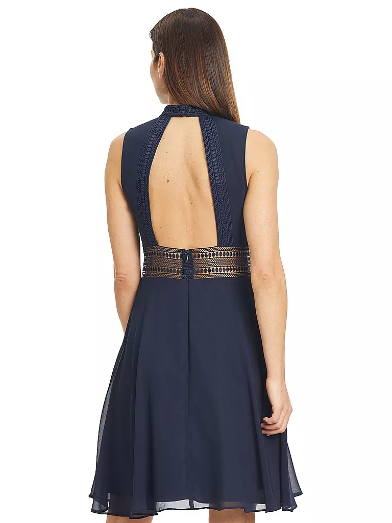 VERA MONT | Robe de soirée
Marque: VERA MONT
Couleur: bleu
Catégories: Mode,Femme

Longueur des manches: Sans manches
Matériel: Polyester / Polyamide, Mousseline
Forme du col: Col montant
Style & Occasion: Occasion
Style: Glamour | 