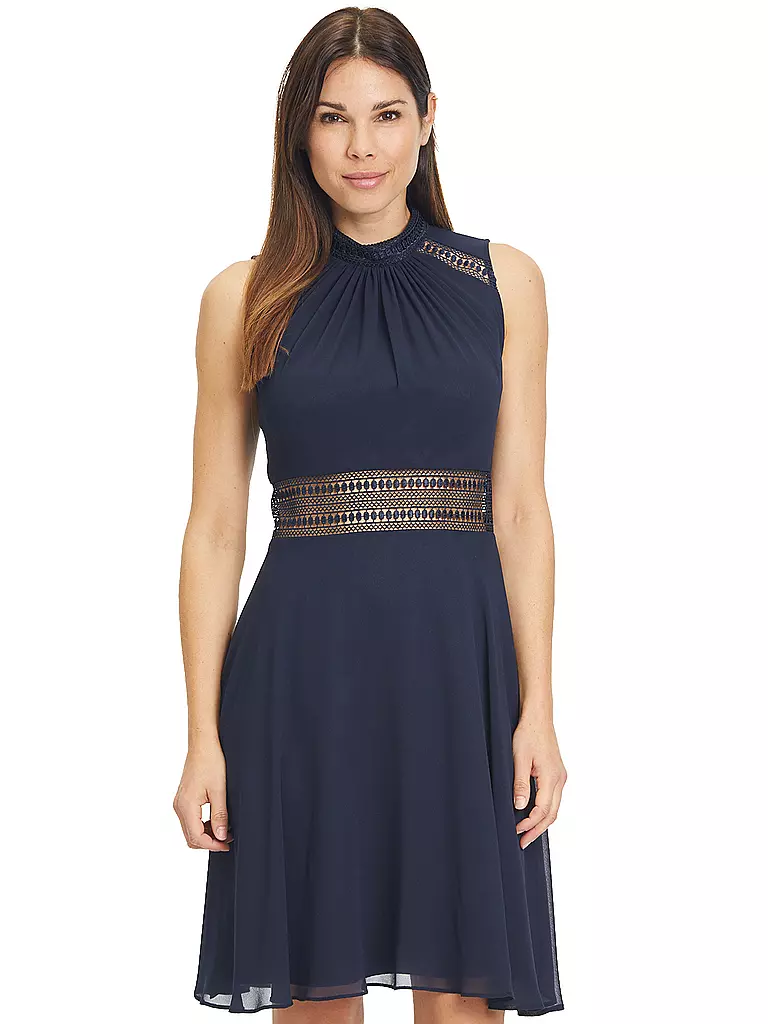 VERA MONT | Robe de soirée
Marque: VERA MONT
Couleur: bleu
Catégories: Mode,Femme

Longueur des manches: Sans manches
Matériel: Polyester / Polyamide, Mousseline
Forme du col: Col montant
Style & Occasion: Occasion
Style: Glamour | 