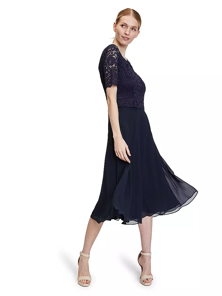 VERA MONT | Robe de soirée
Marque: VERA MONT
Couleur: bleu foncé
Catégories: Mode, Femme
Tags: Grandes tailles

Longueur des manches: Manches courtes
Encolure: Encolure arrondie
Matière: Polyester / Polyamide
Style & Occasion: Occasion
Style: Glamour
Détails: De | 