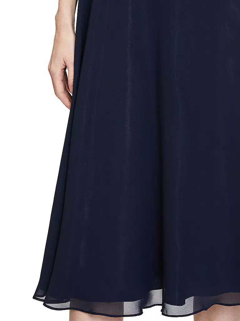 VERA MONT | Robe de soirée
Marque: VERA MONT
Couleur: bleu foncé
Catégories: Mode, Femme
Tags: Grandes tailles

Longueur des manches: Manches courtes
Encolure: Encolure arrondie
Matière: Polyester / Polyamide
Style & Occasion: Occasion
Style: Glamour
Détails: De | 