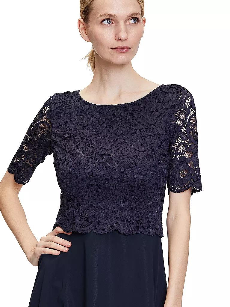 VERA MONT | Robe de soirée
Marque: VERA MONT
Couleur: bleu foncé
Catégories: Mode, Femme
Tags: Grandes tailles

Longueur des manches: Manches courtes
Encolure: Encolure arrondie
Matière: Polyester / Polyamide
Style & Occasion: Occasion
Style: Glamour
Détails: De | 